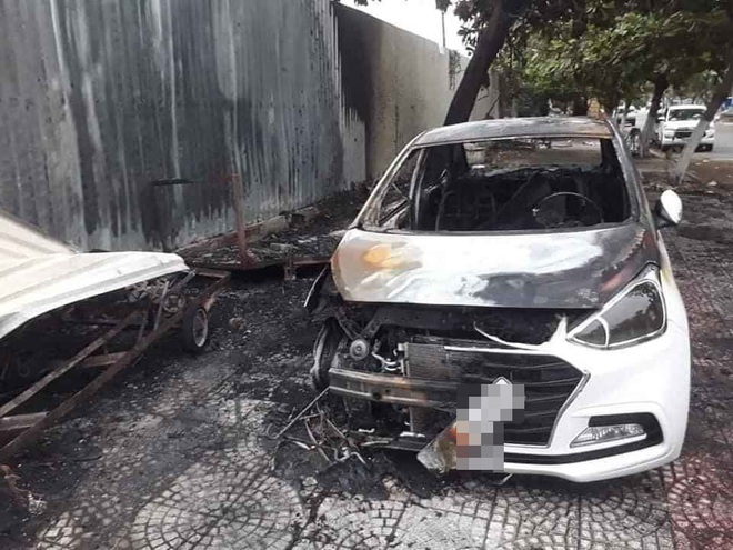 Nghi đốt vàng mã gây cháy ô tô và hư hỏng 2 xe máy điện ở Đà Nẵng - Ảnh 1.