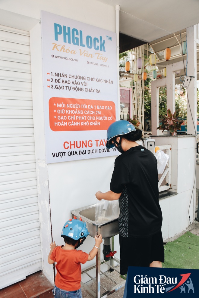 Máy ATM nhả ra gạo miễn phí cho người nghèo giữa thời dịch ở Sài Gòn, đảm bảo không một ai bị bỏ lại phía sau - Ảnh 15.
