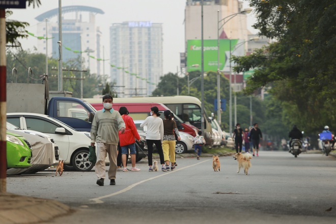 Tròn 1 tuần thực hiện giãn cách xã hội, đường phố Hà Nội bất ngờ đông đúc trở lại: Mọi người ơi xin đừng chủ quan! - Ảnh 4.