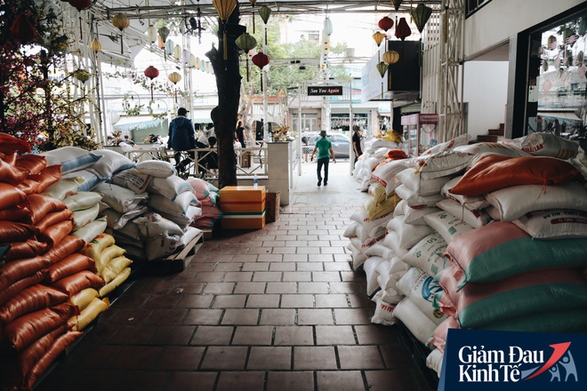 Ảnh: Người Sài Gòn ùn ùn chở gạo đến góp, máy ATM cũng nhả gạo như nước cho người nghèo - Ảnh 12.