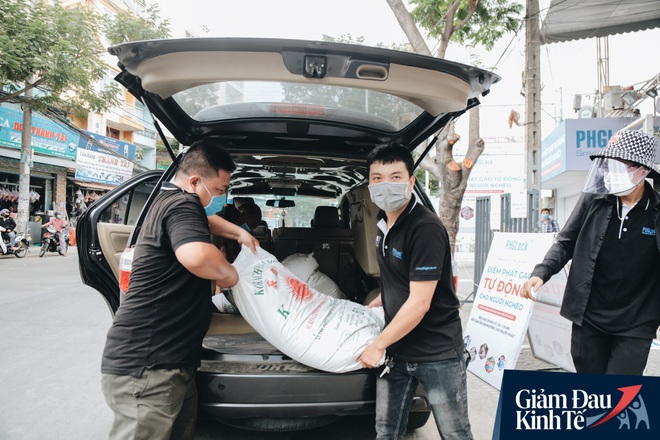 Ảnh: Người Sài Gòn ùn ùn chở gạo đến góp, máy ATM cũng nhả gạo như nước cho người nghèo - Ảnh 5.