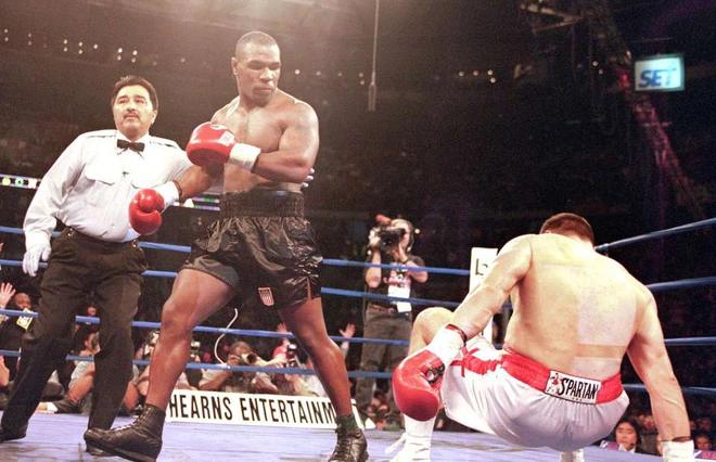 Sức mạnh kinh hoàng ở tuổi 34 của huyền thoại Mike Tyson, cơn ác mộng khiến đối thủ nằng nặc xin thua bất chấp cơn thịnh nộ của khán giả - Ảnh 2.