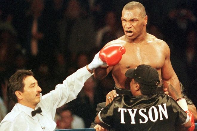 Sức mạnh kinh hoàng ở tuổi 34 của huyền thoại Mike Tyson, cơn ác mộng khiến đối thủ nằng nặc xin thua bất chấp cơn thịnh nộ của khán giả - Ảnh 4.