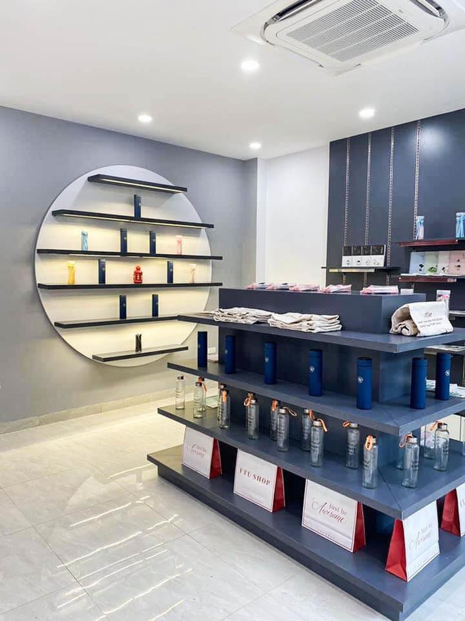 ĐH Ngoại thương mở shop bán đồ độc ngay trong trường, đã thế lại còn có không gian sống ảo sang xịn mịn - Ảnh 3.