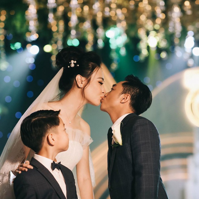 Tròn 1 năm kết hôn, Đàm Thu Trang lần đầu hé lộ loạt khoảnh khắc hiếm khoe cận nhan sắc cô dâu trong ngày theo chồng về dinh - Ảnh 7.