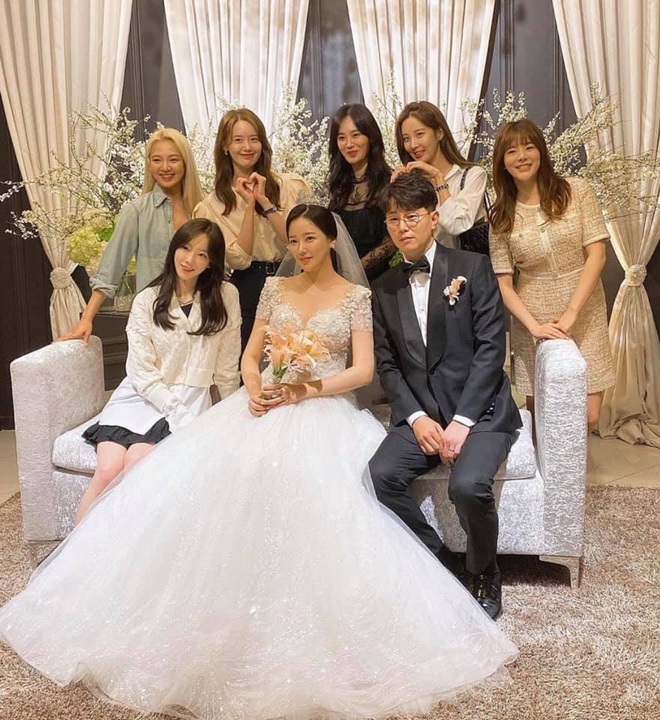 Taeyeon dẫn đầu dàn mỹ nhân SNSD dự đám cưới quản lí cũ: Thủ lĩnh thay đổi visual gây sốt, cả nhóm hát Kissing You cực ngọt - Ảnh 3.