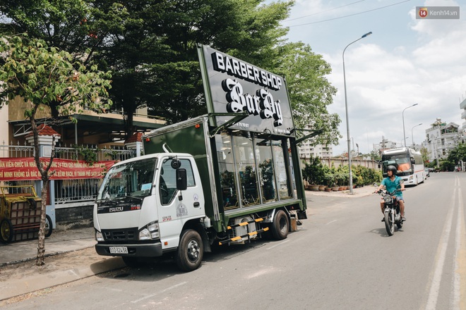 Độc đáo xe cắt tóc lưu động tiền tỷ ở Sài Gòn, khách chỉ cần trả phí bằng... nụ cười tươi - Ảnh 1.