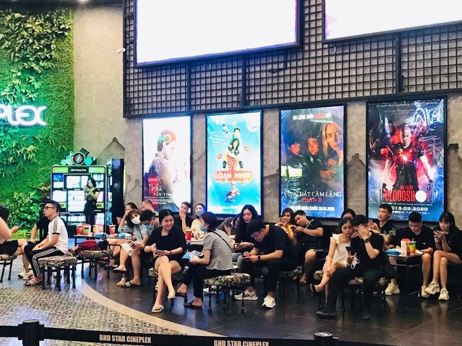 Rạp chiếu phim Việt cuối tuần trở lại nhịp đón khách chưa đều: Nơi ra vào tấp nập, chỗ đông dần vào cuối ngày - Ảnh 33.