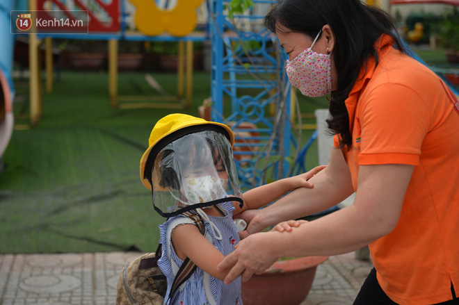 Chùm ảnh giữa thời tiết nắng nóng tháng 5, ông bà cha mẹ đưa con quay lại trường: Liên tục dặn dò phòng dịch, lo lắng nhìn cháu khóc mãi không thôi - Ảnh 5.