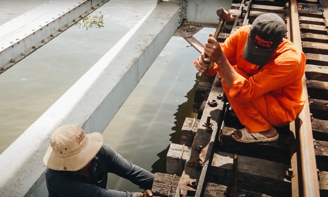 TP.HCM: Những nhát búa đầu tiên tháo dỡ cầu sắt Bình Lợi, chấm dứt sứ mệnh lịch sử sau gần 120 năm - Ảnh 6.