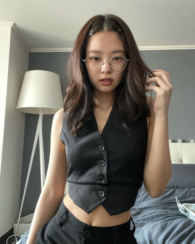 Jennie luôn có chiêu diện áo sang xịn hơn mẫu, body lại perfect nên mặc gì cũng khiến dân tình mê mệt  - Ảnh 1.