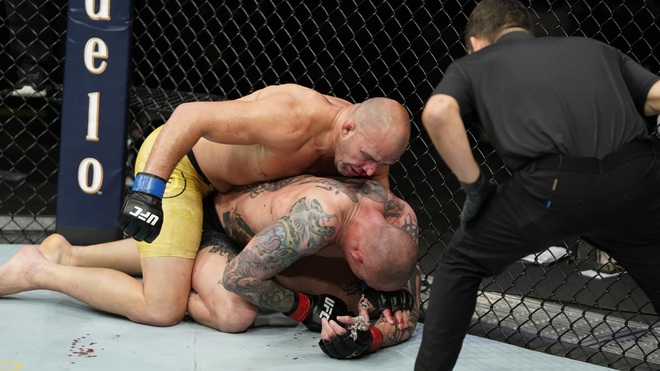 Đang bị đối thủ hành cho ra bã, anh chàng võ sĩ bỗng nhặt một thứ bí ẩn đưa cho trọng tài, dân tình ngã ngửa khi biết được vật này là gì - Ảnh 3.