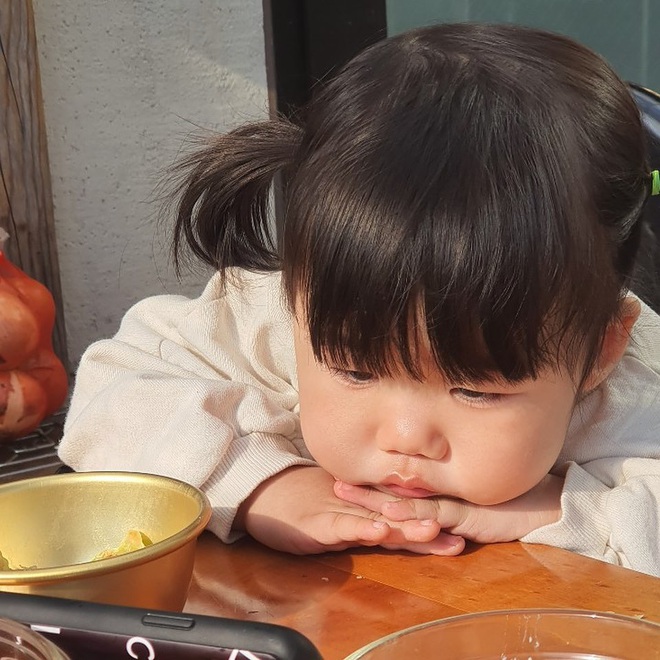 Cô bé có gương mặt ôm trọn biểu cảm chán chường, hôm nay oải quá thì coi chút cho đồng cảm đi nè - Ảnh 1.