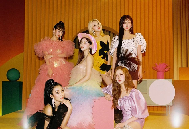 MOMOLAND comeback đụng độ BLACKPINK, netizen lập tức cà khịa ánh mắt của Nancy như dao cau khoét vào mỏm đá liếc nhìn Jisoo năm xưa - Ảnh 1.