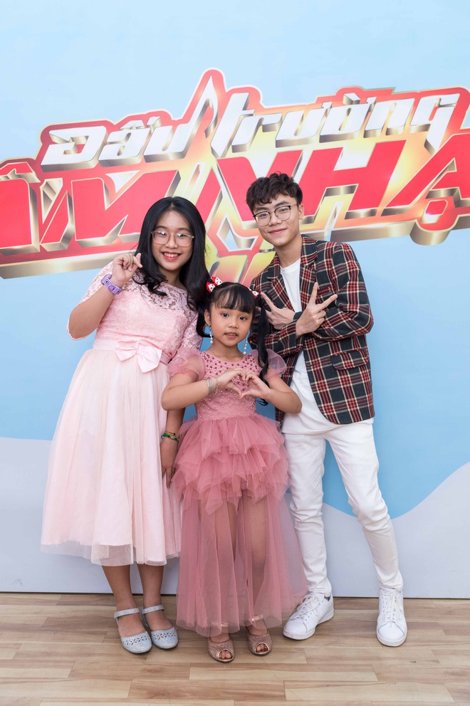 Cậu bé dân ca Minh Nhật (The Voice Kids) knock out 3 đối thủ liên tiếp, giành chiến thắng Đấu trường âm nhạc nhí - Ảnh 1.