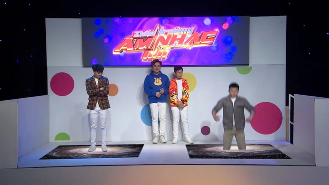 Cậu bé dân ca Minh Nhật (The Voice Kids) knock out 3 đối thủ liên tiếp, giành chiến thắng Đấu trường âm nhạc nhí - Ảnh 4.