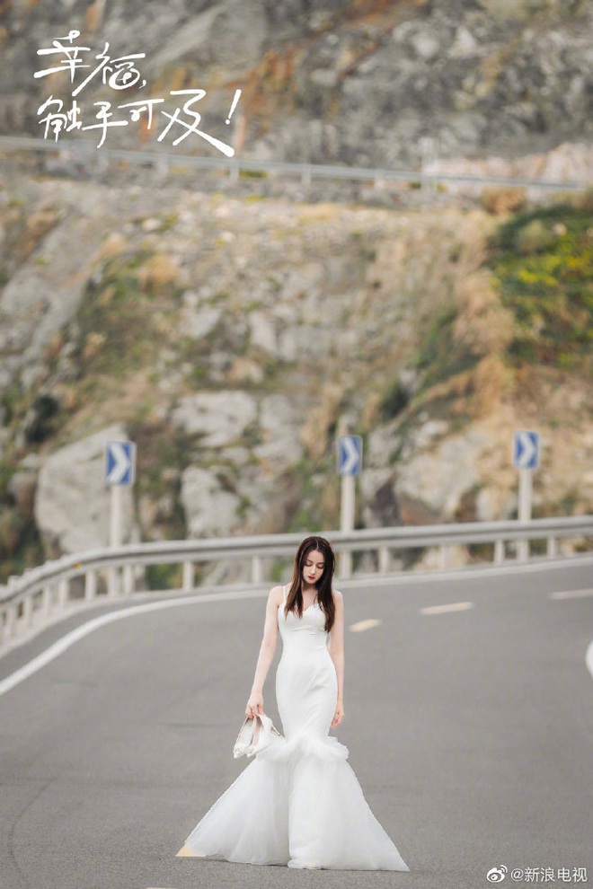 Cả Weibo nức nở vì loạt ảnh Địch Lệ Nhiệt Ba mặc váy cưới: Visual lẫn body đều hoàn mỹ, góc nghiêng quá xuất sắc - Ảnh 4.