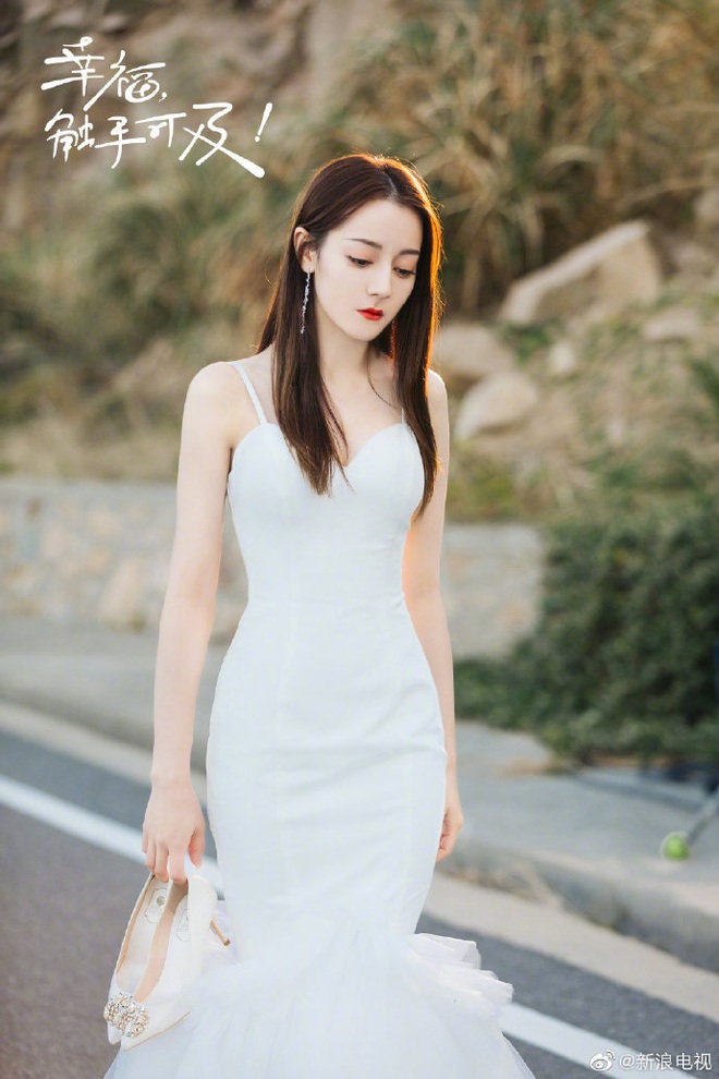 Cả Weibo nức nở vì loạt ảnh Địch Lệ Nhiệt Ba mặc váy cưới: Visual lẫn body đều hoàn mỹ, góc nghiêng quá xuất sắc - Ảnh 3.