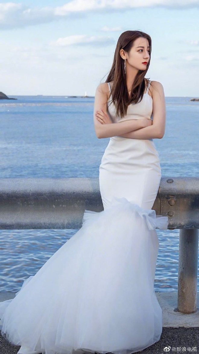 Cả Weibo nức nở vì loạt ảnh Địch Lệ Nhiệt Ba mặc váy cưới: Visual lẫn body đều hoàn mỹ, góc nghiêng quá xuất sắc - Ảnh 5.