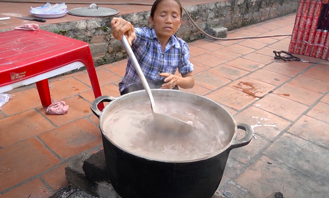 Dù tự nhận thất bại khi làm trà sữa trân châu phiên bản 50 lít, Bà Tân Vlog vẫn được dân mạng bái phục vì một điểm rất xuất sắc - Ảnh 4.