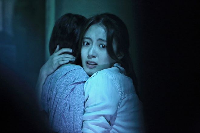 Bạch Cốt Tinh Lee Se Young tái xuất ở Khách Sạn Đẫm Máu, trình hù dọa khán giả ngang ngửa bom tấn The Shining - Ảnh 2.