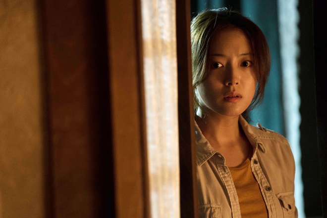Bạch Cốt Tinh Lee Se Young tái xuất ở Khách Sạn Đẫm Máu, trình hù dọa khán giả ngang ngửa bom tấn The Shining - Ảnh 5.