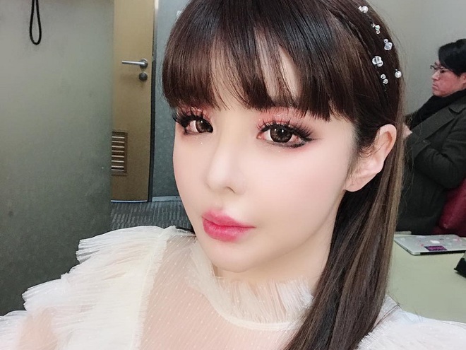 Chungha bị Knet khẩu nghiệp vì lộ mặt sưng phồng đáng báo động ở hậu trường, Park Bom bỗng dưng bị gọi tên - Ảnh 5.