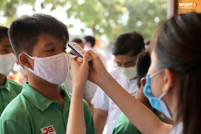 Khán giả tới sân chật cứng xem Văn Toàn, Tuấn Anh đá chính - Ảnh 3.