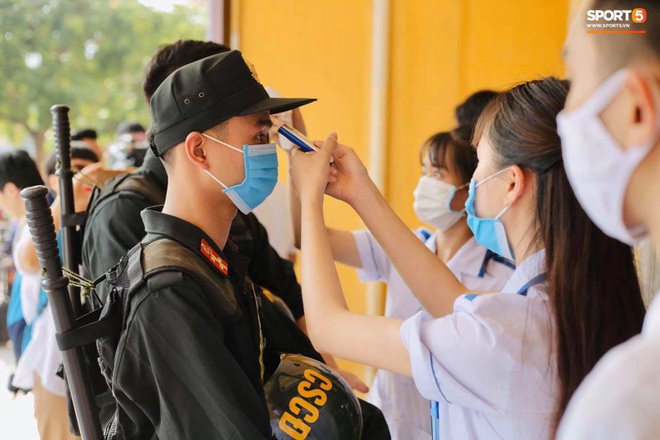 Khán giả tới sân chật cứng xem Văn Toàn, Tuấn Anh đá chính - Ảnh 5.