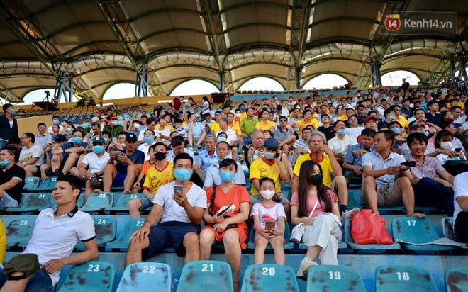 CĐV Nam Định được đo thân nhiệt và yêu cầu đeo khẩu trang vào sân trong trận đấu chuyên nghiệp đầu tiên trên thế giới có khán giả sau Covid-19 - Ảnh 7.