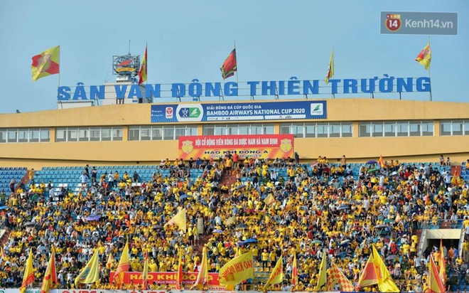 CĐV Nam Định được đo thân nhiệt và yêu cầu đeo khẩu trang vào sân trong trận đấu chuyên nghiệp đầu tiên trên thế giới có khán giả sau Covid-19 - Ảnh 2.