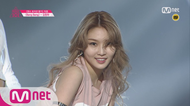 Chungha xuất hiện với khuôn mặt cứng đơ, khác lạ trong video hậu trường MV khiến Knet sốc vì nhìn cứ tưởng… Park Bom - Ảnh 5.