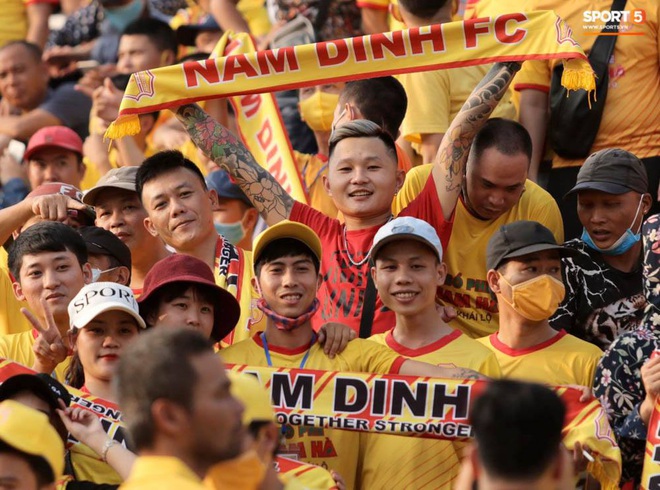 Khán giả tới sân chật cứng xem Văn Toàn, Tuấn Anh đá chính - Ảnh 9.