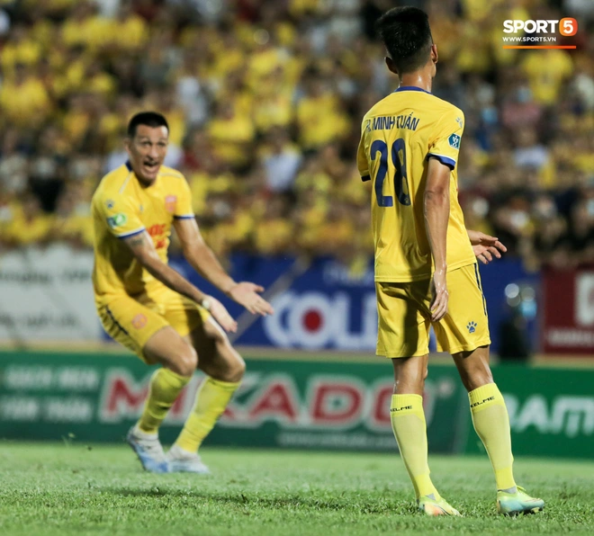Tiền đạo nhập tịch nổi giận, quát tháo cựu tuyển thủ U23 Việt Nam ngay trên sân: Cậu ta quá tham lam - Ảnh 2.