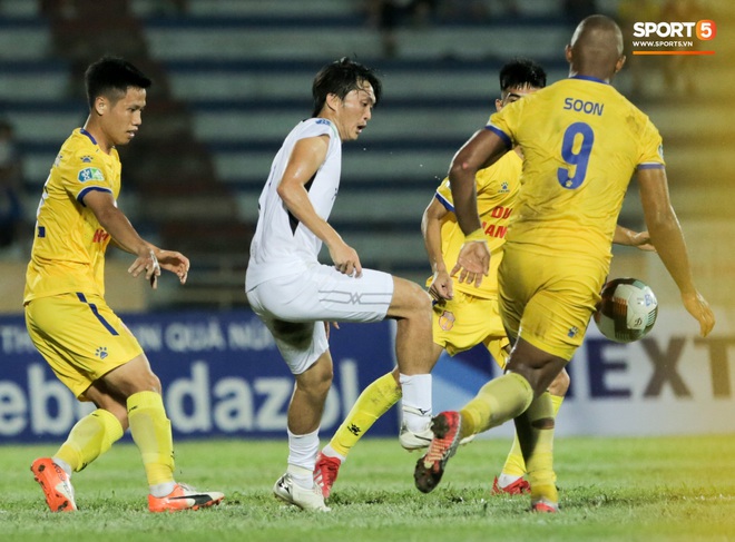 Tiền đạo nhập tịch nổi giận, quát tháo cựu tuyển thủ U23 Việt Nam ngay trên sân: Cậu ta quá tham lam - Ảnh 7.