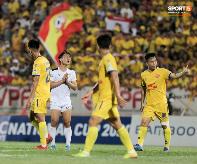Tiền đạo nhập tịch nổi giận, quát tháo cựu tuyển thủ U23 Việt Nam ngay trên sân: Cậu ta quá tham lam - Ảnh 9.