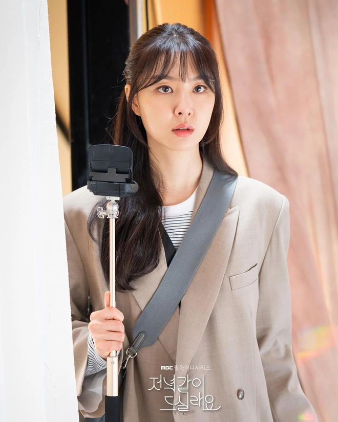 Chị đại Triều Tiên Seo Ji Hye hóa dân hổ báo, đè đầu cưỡi cổ thánh lừa đảo ở phim mới  Shall We Eat Dinner Together - Ảnh 2.