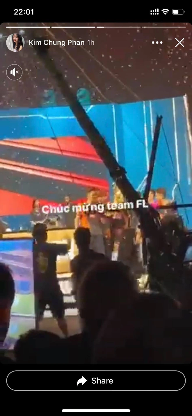 Chia buồn với fan nữ Liên quân, ADC vừa vô địch đã công khai luôn người yêu hot TikToker trên sân khấu - Ảnh 5.