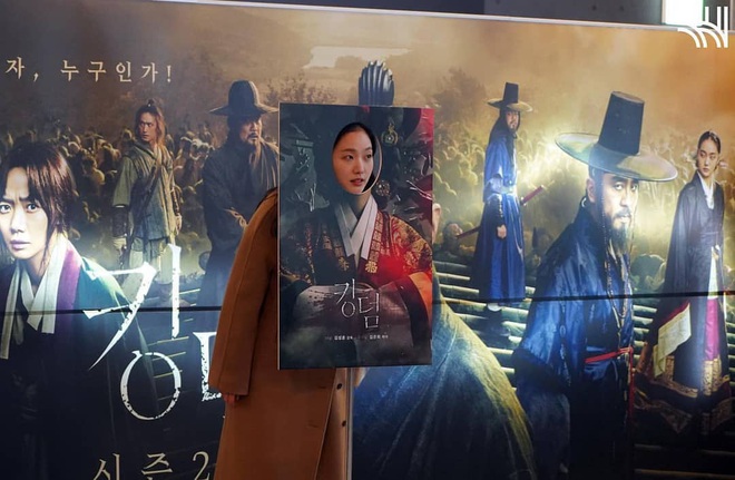 Cười quỳ khi soi ra bức ảnh Kim Go Eun (Quân Vương Bất Diệt) lên đồ hoàng hậu là chụp với poster ghẻ của Kingdom, nghĩ mà tức luôn á! - Ảnh 3.