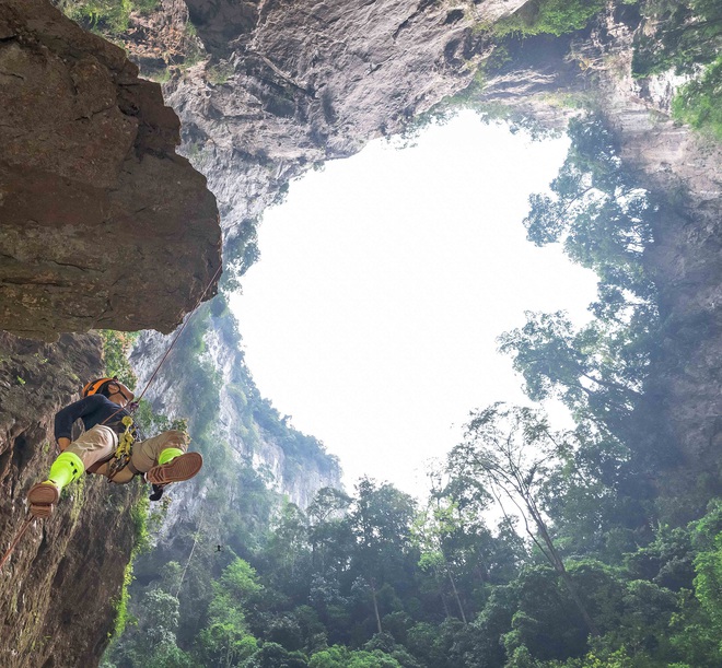 HOT: Thông tin về hố tử thần cao nhất Việt Nam ở Phong Nha - Kẻ Bàng, cũng là một trong những hố sụt cao nhất thế giới khiến dân tình xôn xao - Ảnh 1.