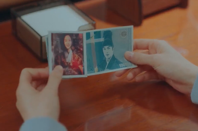 Cười quỳ khi soi ra bức ảnh Kim Go Eun (Quân Vương Bất Diệt) lên đồ hoàng hậu là chụp với poster ghẻ của Kingdom, nghĩ mà tức luôn á! - Ảnh 2.