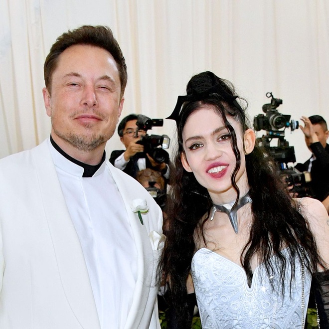 Không tin nổi, 1 nữ idol Kpop thành mẹ đỡ đầu cho quý tử nhà tỷ phú công nghệ Elon Musk và nữ ca sĩ Canada - Ảnh 2.