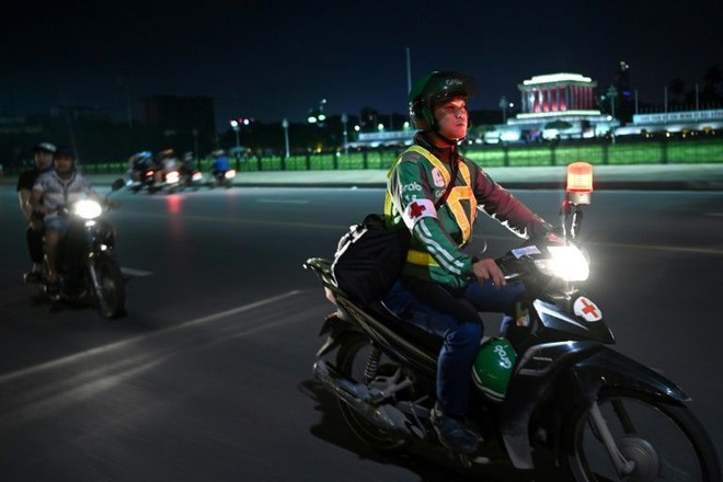 Tài xế xe ôm thầm lặng lang thang khắp phố phường Hà Nội trong đêm tối, cứu giúp người gặp tai nạn giao thông lên báo nước ngoài - Ảnh 1.