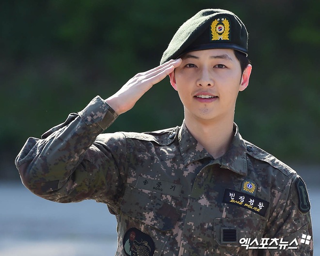 Song Joong Ki gây sốt vì ảnh nhập ngũ như cảnh phim 5 năm trước, hình tại ngũ huyền thoại của Hyun Bin bỗng bị đem ra so sánh - Ảnh 6.