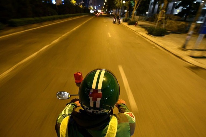 Tài xế xe ôm thầm lặng lang thang khắp phố phường Hà Nội trong đêm tối, cứu giúp người gặp tai nạn giao thông lên báo nước ngoài - Ảnh 4.