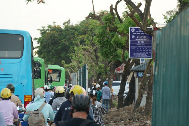 Hà Nội: Giao thông ùn tắc, người đi bộ “chặn đầu” xe buýt tại nút giao đang thi công đường vành đai 2,5 - Ảnh 12.