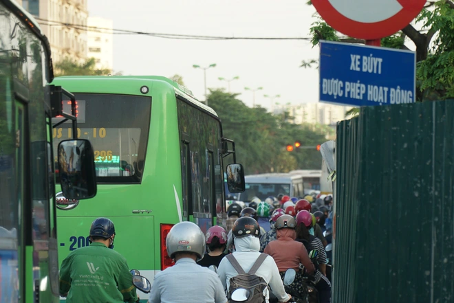 Hà Nội: Giao thông ùn tắc, người đi bộ “chặn đầu” xe buýt tại nút giao đang thi công đường vành đai 2,5 - Ảnh 3.