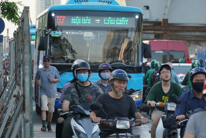 Hà Nội: Giao thông ùn tắc, người đi bộ “chặn đầu” xe buýt tại nút giao đang thi công đường vành đai 2,5 - Ảnh 6.