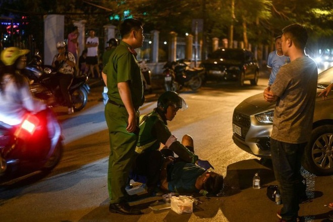 Tài xế xe ôm thầm lặng lang thang khắp phố phường Hà Nội trong đêm tối, cứu giúp người gặp tai nạn giao thông lên báo nước ngoài - Ảnh 3.