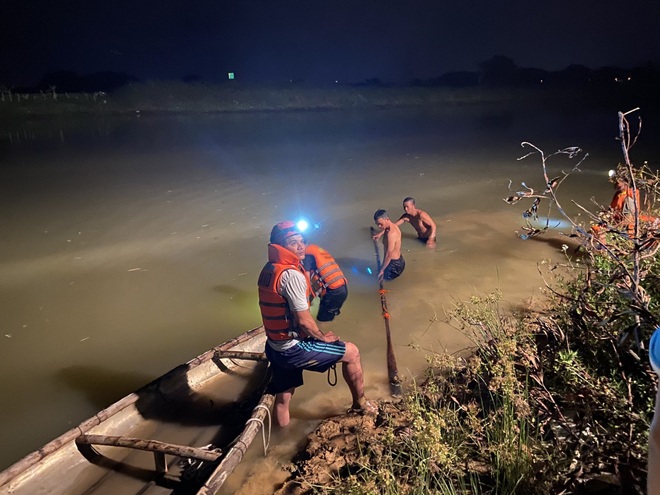 Trắng đêm nỗ lực tìm kiếm nam sinh 15 tuổi bị đuối nước tại sông Yên - Ảnh 1.